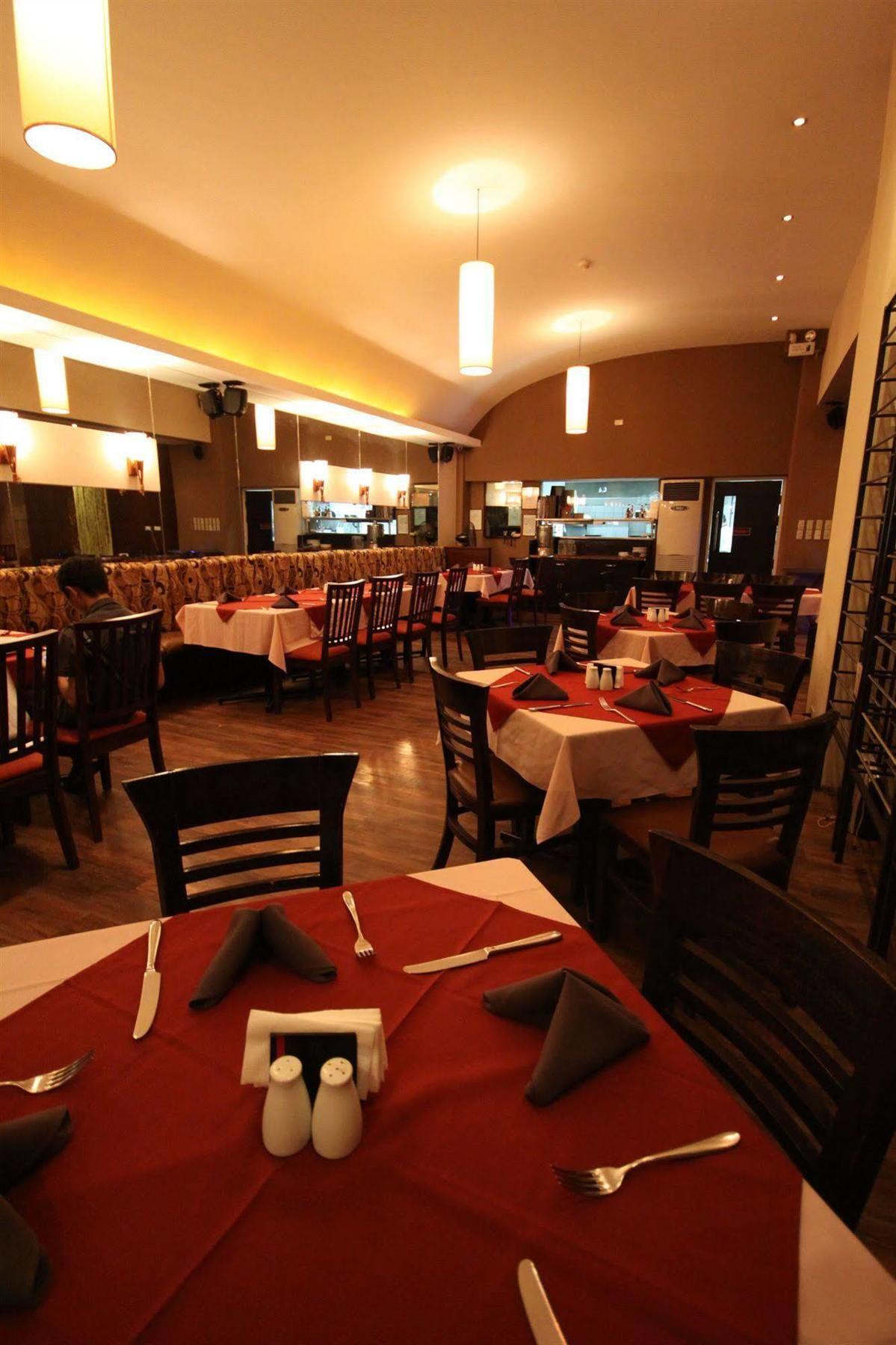Court Meridian Hotel & Suites Olongapo Bagian luar foto