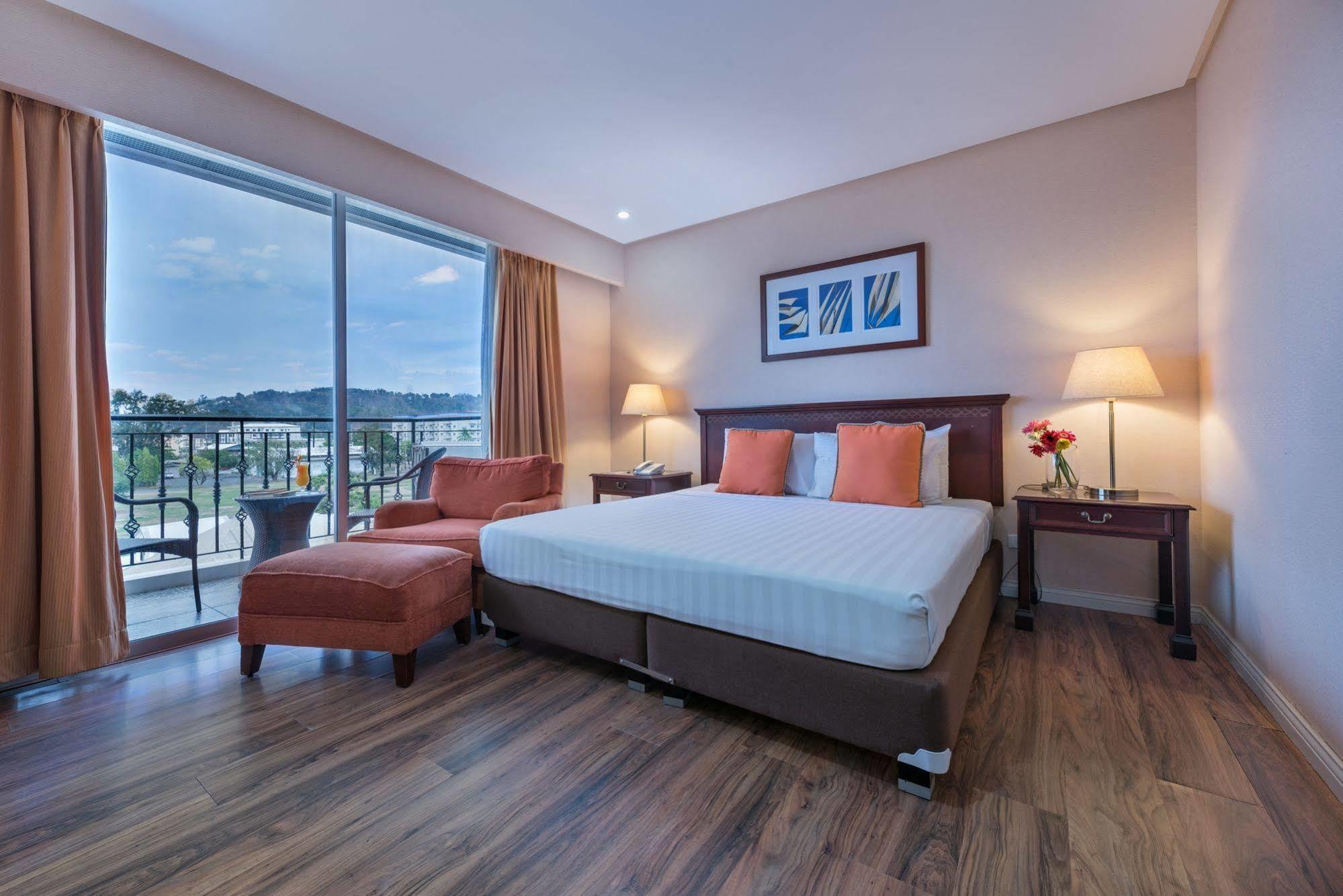Court Meridian Hotel & Suites Olongapo Bagian luar foto