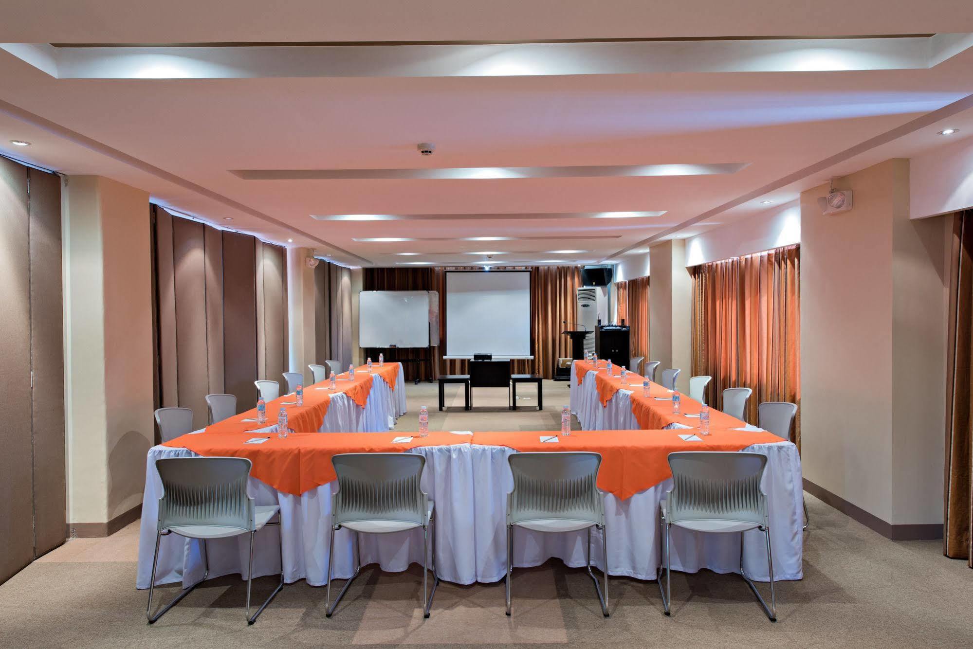 Court Meridian Hotel & Suites Olongapo Bagian luar foto