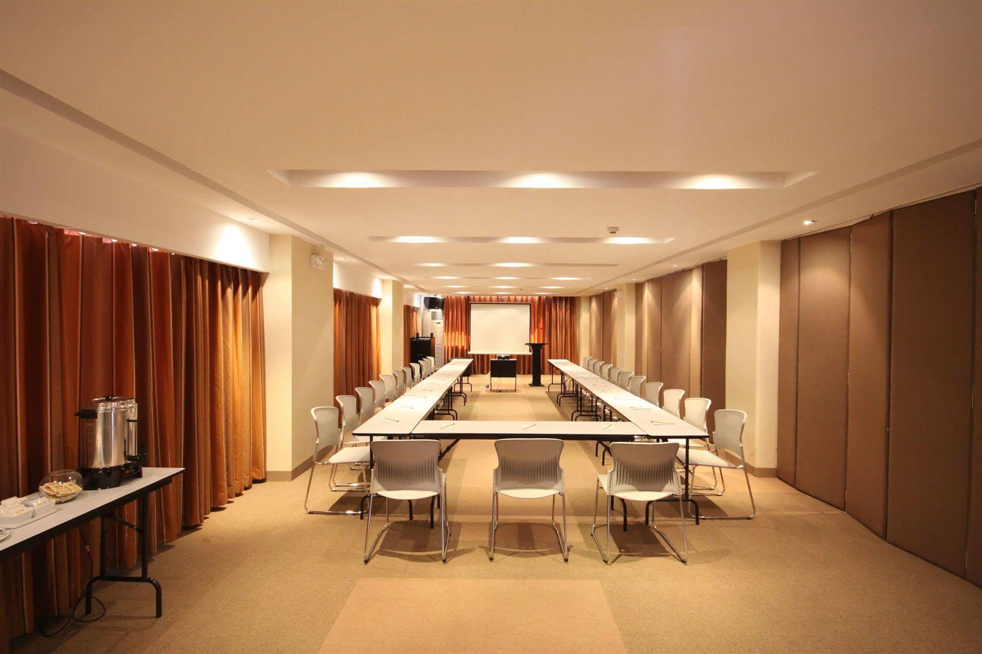 Court Meridian Hotel & Suites Olongapo Bagian luar foto