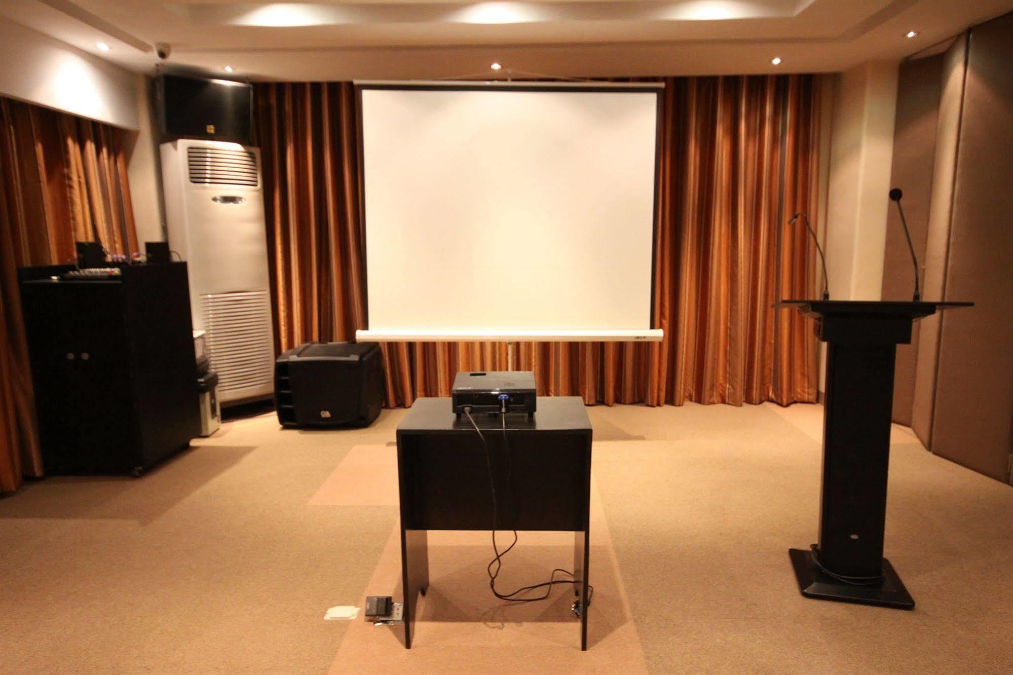 Court Meridian Hotel & Suites Olongapo Bagian luar foto