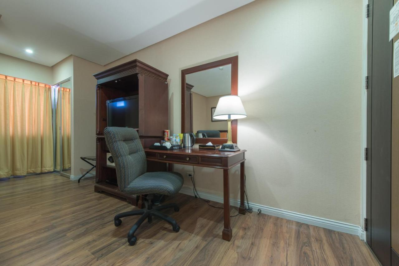 Court Meridian Hotel & Suites Olongapo Bagian luar foto